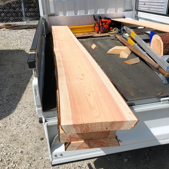 写真：トラックの荷台に積まれた木の板