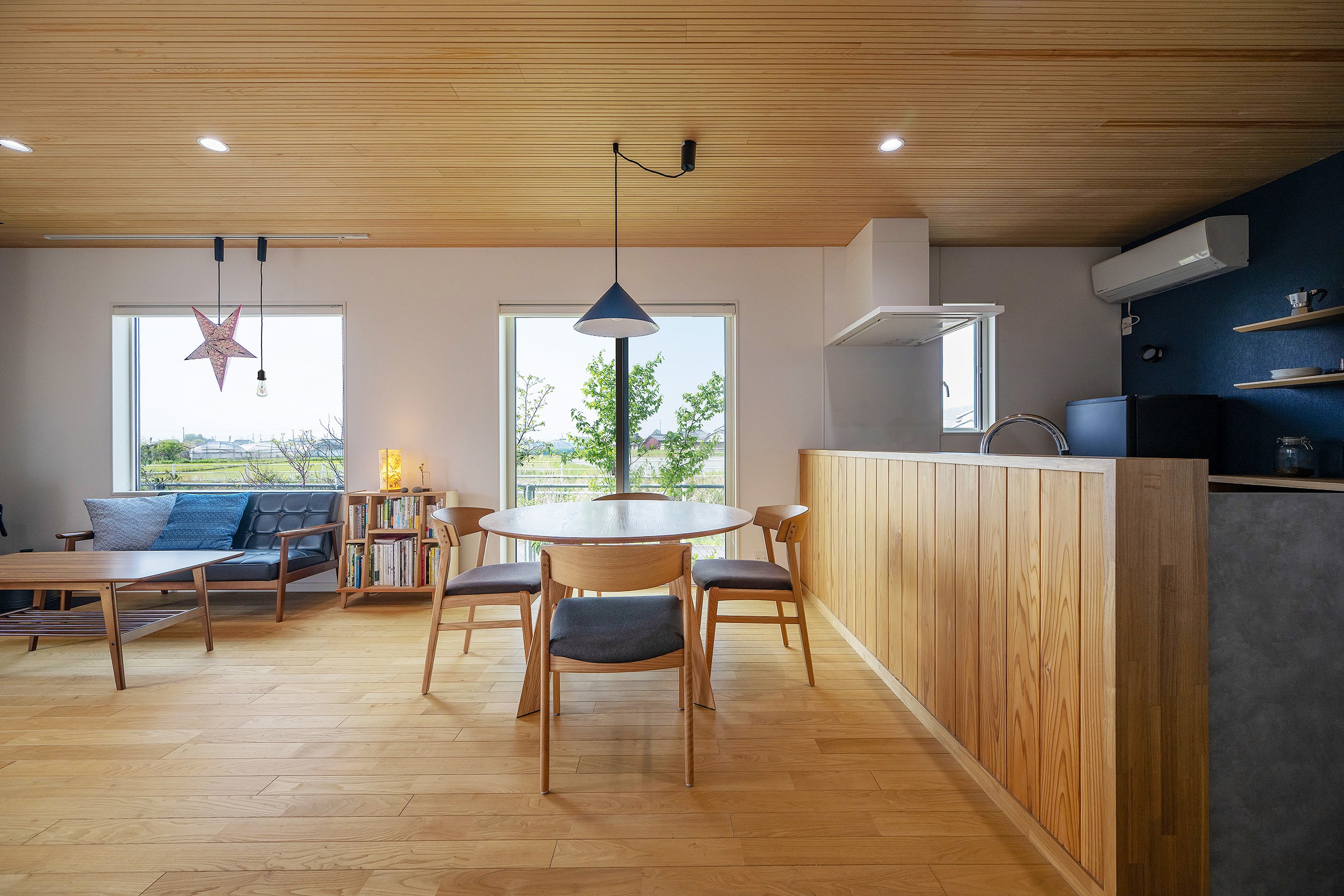 写真：床や天井に木材を使った明るい部屋