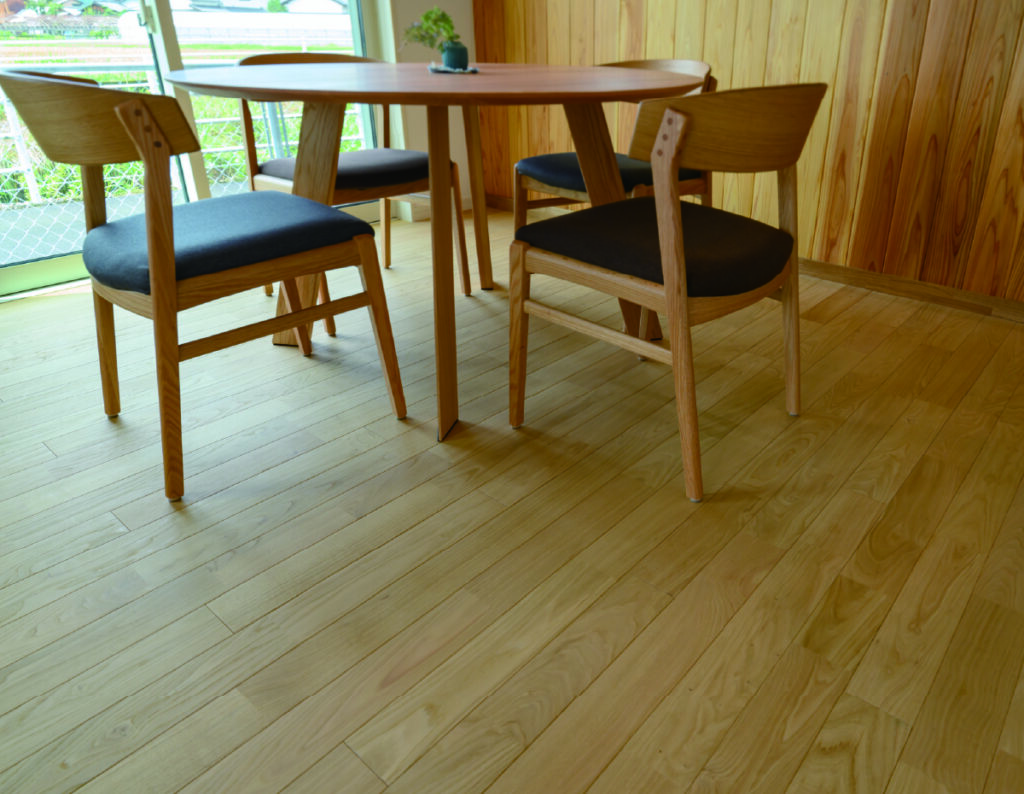 写真：丸い木製テーブルと4脚の椅子